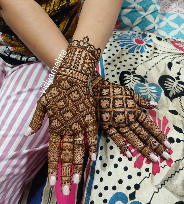 Mehndi Designs For Holi : इस होली मेहंदी के इन डिज़ाइन से अपने हाथों को रंग दे